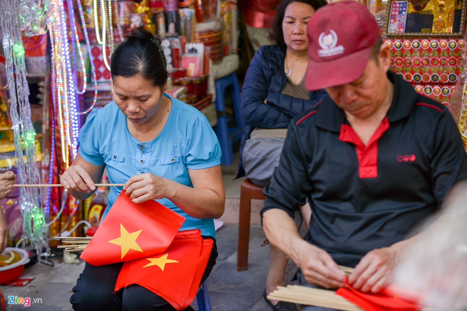 Người dân Hà Nội tấp nập mua đồ cổ vũ U23 Việt Nam